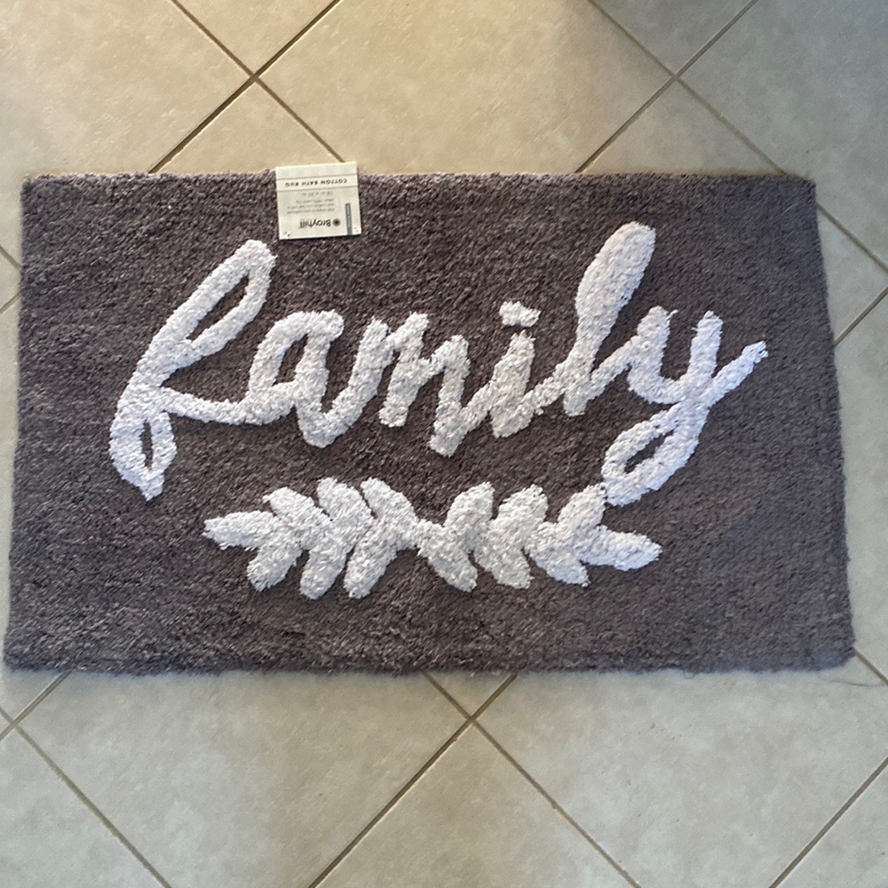 Bath Rug NWT - Picture 2 of 4